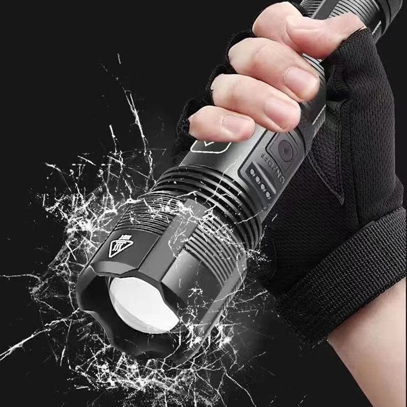 UltraFlash™️ - Lampe de poche étanche ultra-brillante avec une portée de 500m (câble USB GRATUIT)