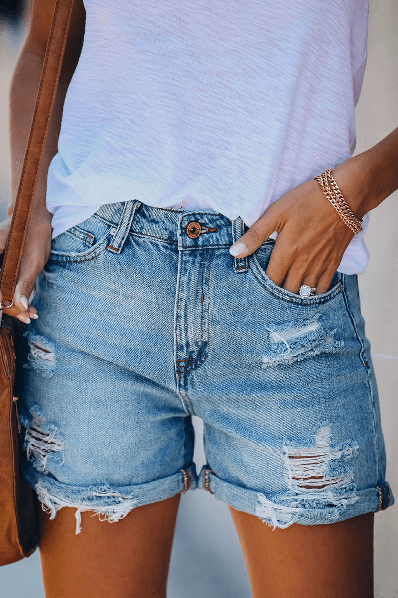 Short Déchiré en Jean Femme – Ligne Épurée