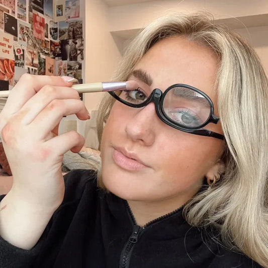 TheOneGlass™ — Un maquillage impeccable avec une clarté à couper au rasoir