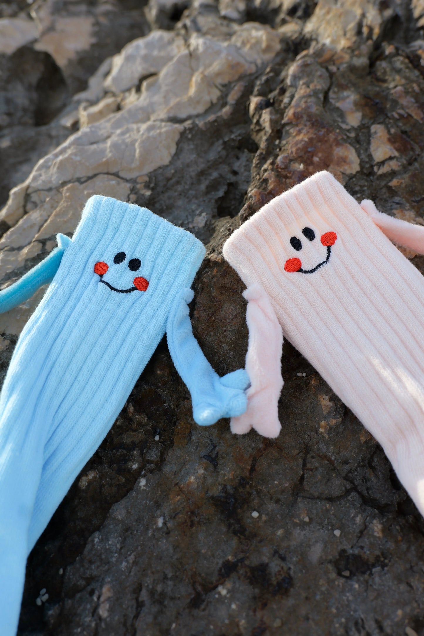 Chaussettes qui se tiennent la main