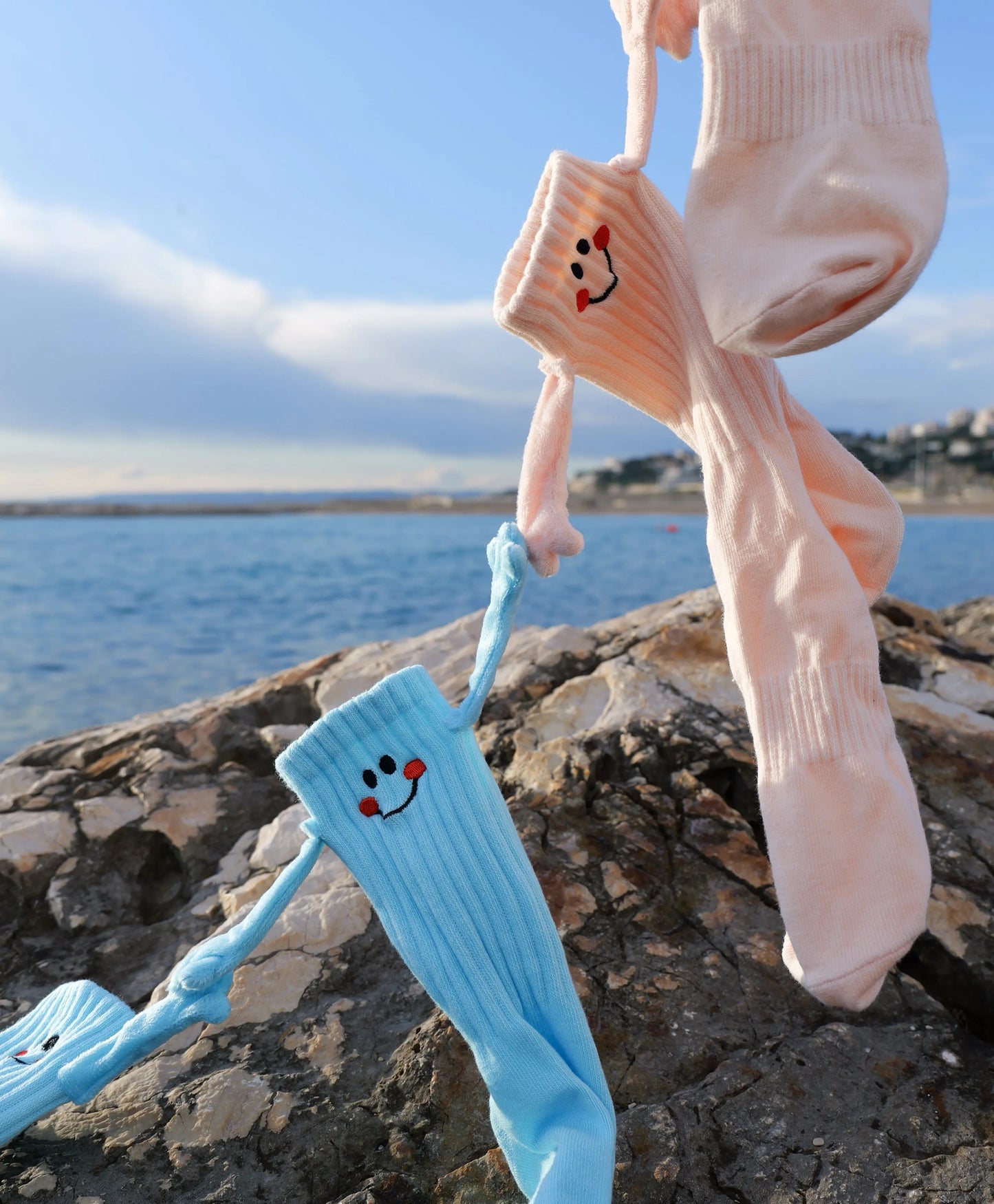 Chaussettes qui se tiennent la main