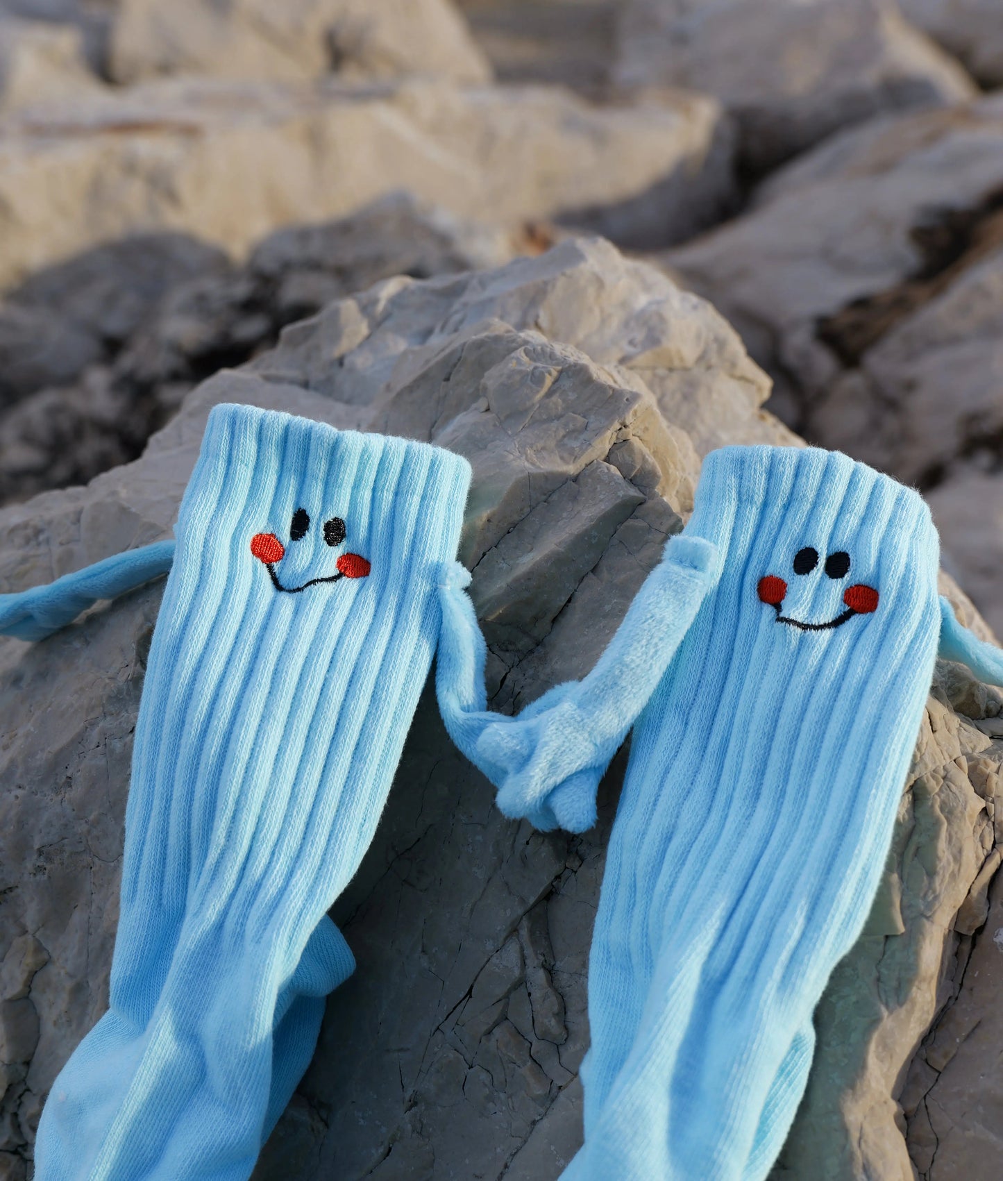 Chaussettes qui se tiennent la main