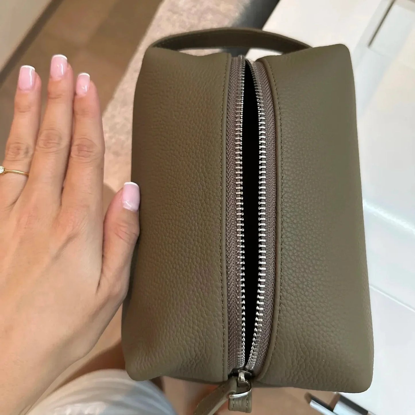 CASSANDRA - Trousse de Toilette Femme en Cuir Vachette Personnalisable