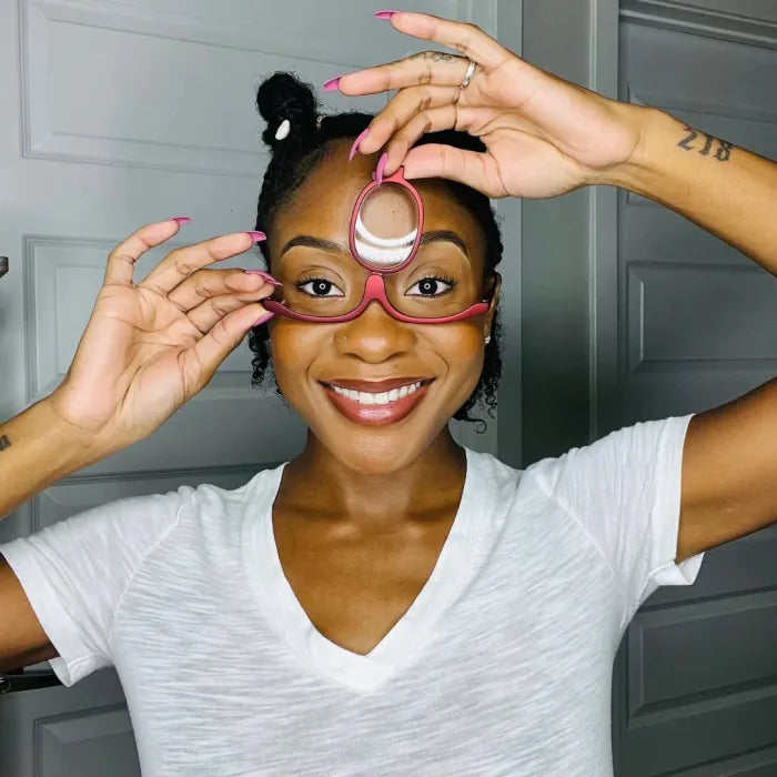 TheOneGlass™ — Un maquillage impeccable avec une clarté à couper au rasoir