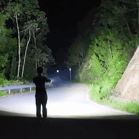 UltraFlash™️ - Lampe de poche étanche ultra-brillante avec une portée de 500m (câble USB GRATUIT)