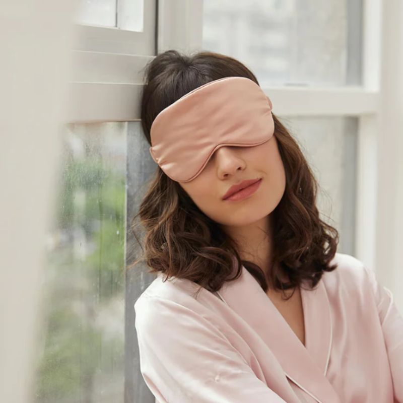 Masque Nuit Luxe Soie Douce | Réparateur & Anti-Fatigue Voyage | Le Sac du Voyageur