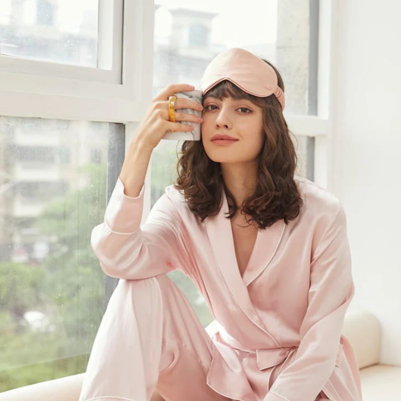 Masque Nuit Luxe Soie Douce | Réparateur & Anti-Fatigue Voyage | Le Sac du Voyageur